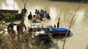 UP: कासगंज में गंगा स्नान जा रहे श्रद्धालुओं की ट्रॉली तालाब में पलटी, 19 की मौत